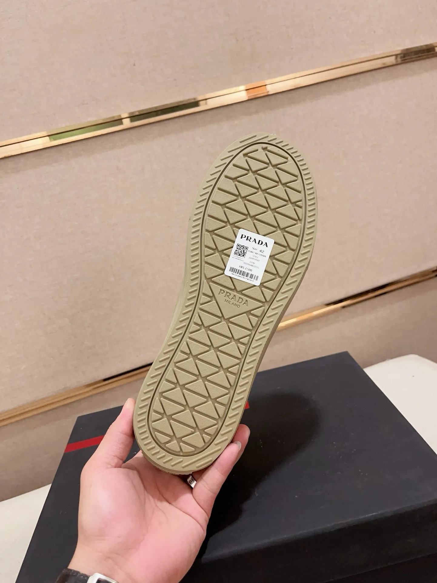 Men's shoes 💰 580💰 ✔️✔️✔️High-quality new PRADA counters are launched at the same time. The new men's shoes and 😘fabrics are selected from first-layer cowhide and are made by pure handicrafts. Lining: Full cowhide lining. 👍🏿 High-end ☄️ air-cushion molded anti-slip rubber outsole, exquisite lines, simple and elegant, comfortable and high-end for leisure travel. Code number: 38 to 44 (45 can be customized)